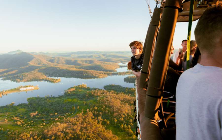 Hot_air_balloon_Gold_Coast_flying_basket