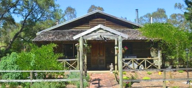 Barney-Creek-Vineyard-Cottages-Mt-Barney-National-Park.png